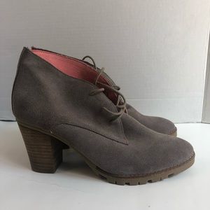 Gap Iced Taupe color leather Lace -up bootie. Size 9.